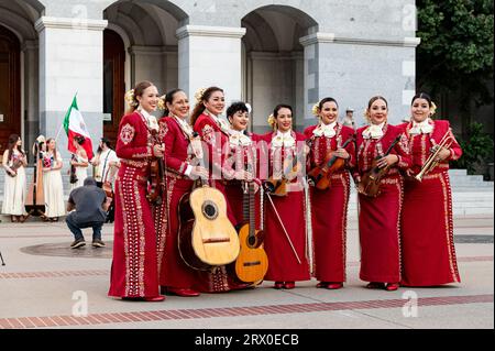 Le groupe féminin Marichi Bonitas se tient devant le capitole de l'État lors de la célébration du jour de l'indépendance mexicaine dans le centre-ville. Banque D'Images