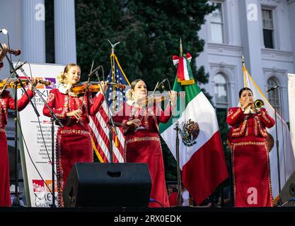 Le groupe féminin Marichi Bonitas de Dinorah Klingler se produit au capitole de l'État lors de la célébration du jour de l'indépendance mexicaine dans le centre-ville. Banque D'Images