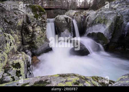 Une cascade dans le réservoir de Pradillo dans la Sierra de Guadarrama, Madrid, Espagne Banque D'Images