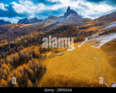 Couleurs d'automne sur le lac Federa. Dolomites d'en haut Banque D'Images