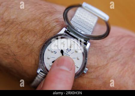 Nuremberg, Allemagne. 21 septembre 2023. Un homme malvoyant sent les mains d'une montre-bracelet articulée. Crédit : Daniel Karmann/dpa/Alamy Live News Banque D'Images