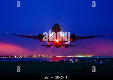 Schkeuditz, Allemagne. 22 septembre 2023. Un avion cargo DHL décolle de l'aéroport de Leipzig-Halle. Un transport d'aide de la Croix-Rouge allemande doit décoller d'ici aujourd'hui. Crédit : Jan Woitas/dpa/Alamy Live News Banque D'Images