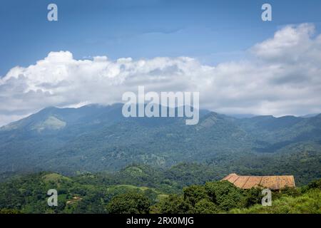 Paysage naturel étonnant Wayanad Kerala beau ciel nuageux avec des montagnes vertes lieu à voir dans le propre pays de dieu Voyage et image touristique. Banque D'Images