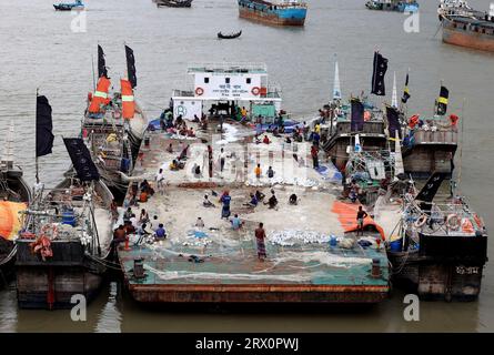 20 septembre 2023, Chittagong, rivière Karnaphuli, Bangladesh : pêcheurs occupés à réparer des filets pour aller pêcher en mer assis sur la drague de sable dans la rivière Karnaphuli de Chittagong, Bangladesh. (Image de crédit : © Mohammed Shajahan/ZUMA Press Wire) USAGE ÉDITORIAL SEULEMENT! Non destiné à UN USAGE commercial ! Banque D'Images