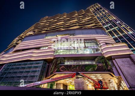 Hong Kong, Chine - façade du bâtiment K11 Musea la nuit Banque D'Images