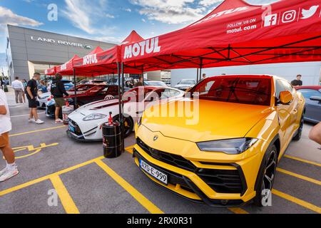 Zagreb, Croatie. 21 septembre 2023. Sport Adria événement a eu lieu i nfron du concessionnaire automobile Auto Benussi à Zagreb, Croatie le 21. Septembre 2023. Un événement unique qui rassemble les propriétaires des voitures les plus luxueuses du marché telles que Lamborghini, Bentley, Aston Martin, Ferrari, McClaren, Jaguar. À Zagreb, les amateurs de voitures ont eu l’occasion de voir, sentir et enregistrer une exposition de voitures de luxe et de super sport en édition limitée. Photo : Tomislav Miletic/PIXSELL crédit : Pixsell/Alamy Live News Banque D'Images