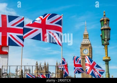 Drapeaux britanniques de l'Union Jack volant devant la tour Big Ben. Londres, Angleterre. (Mise au point sélective) Banque D'Images