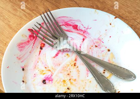 Couverts. Deux fourchettes sur une plaque. Vaisselle sale après avoir mangé. Fin du repas Banque D'Images