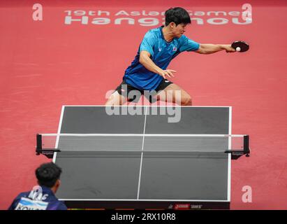 Hangzhou, province chinoise du Zhejiang. 22 septembre 2023. Park Ganghyeon (top) de la Corée du Sud concourt contre Kou Cheong Chak de la Chine de Macao lors du match de tennis de table préliminaire par équipe masculine C entre la Corée du Sud et la Chine de Macao aux 19e Jeux asiatiques à Hangzhou, dans la province du Zhejiang, dans l'est de la Chine, le 22 septembre 2023. Crédit : Sun FEI/Xinhua/Alamy Live News Banque D'Images