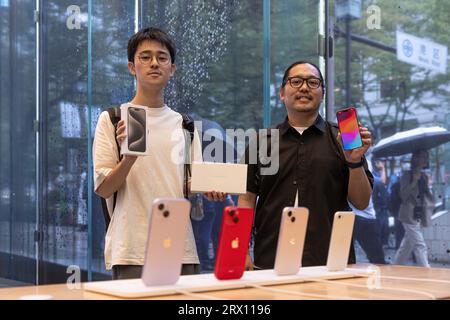 Tokyo, Japon. 22 septembre 2023. Les premiers acheteurs du nouvel Apple iPhone 15 posent avec leurs nouveaux téléphones mobiles devant les médias à l'intérieur de l'Apple Store d'Omotesando. Le début des ventes mondiales du nouvel iPhone 15 a commencé le 22 septembre 2023. À Tokyo, à l’Apple Store d’Omotesando, les médias ont été invités à prendre des photos du nouveau modèle d’iPhone et des premiers clients. Crédit : SOPA Images Limited/Alamy Live News Banque D'Images