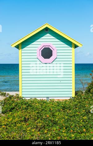 Vue frontale de l'arrière d'une cabane en bois turqoise jaune sur la plage de Skanör med Falsterbo au Öresund au soleil du matin, Skåne, Suède Banque D'Images