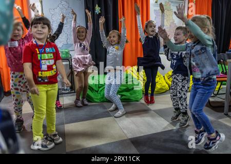 Kramatorsk, Ukraine. 19 septembre 2023. Des enfants ukrainiens dansent au Tato Hub à Kramatorsk, un centre de bénévolat pour les enfants laissés dans la zone de guerre. De nombreux enfants viennent de localités qui sont des points chauds de la guerre. Leurs familles se sont sauvées des combats dans la petite ville de Kramatorsk. (Pour dpa 'le Hub de Tato veut stabiliser l'âme des enfants blessés en Ukraine') crédit : Oliver Weiken/dpa/Alamy Live News Banque D'Images