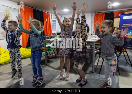 Kramatorsk, Ukraine. 19 septembre 2023. Dasha (M), 5 ans, danse au Tato Hub à Kramatorsk, un centre géré par des bénévoles pour les enfants laissés dans la zone de guerre. De nombreux enfants viennent de localités qui sont des points chauds de la guerre. Leurs familles se sont sauvées des combats dans la petite ville de Kramatorsk. (Pour dpa 'le Hub de Tato veut stabiliser l'âme des enfants blessés en Ukraine') crédit : Oliver Weiken/dpa/Alamy Live News Banque D'Images