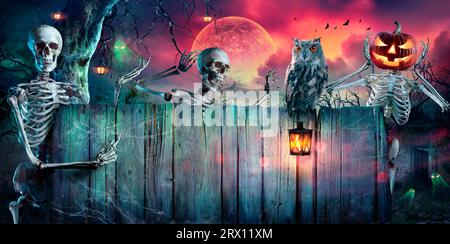 Halloween Party - Skeletons et hibou sur bannière en bois dans Spooky Night at Moonlight - ne contient que Moon 3D Rendering - de vrais plans de composition Banque D'Images