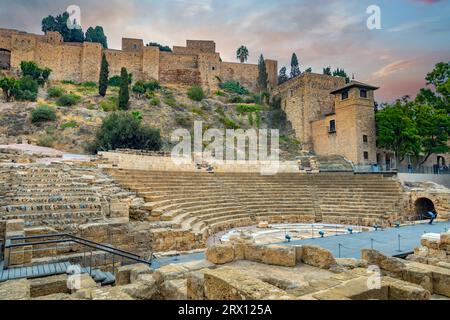 Vieux théâtre romain à Malaga et l'Alcazaba, citadelle de Malaga ville à la lumière d'un beau ciel d'automne dans la matinée, Malaga, Espagne Banque D'Images