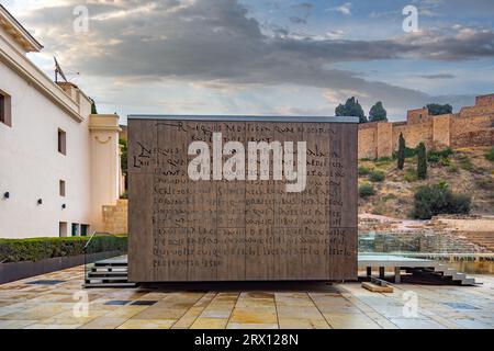 Vieux théâtre romain à Malaga et l'Alcazaba, citadelle de Malaga ville à la lumière d'un beau ciel d'automne dans la matinée, Malaga, Espagne Banque D'Images