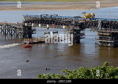 Barmouth, Royaume-Uni, 21 septembre 2023. Les travaux se sont poursuivis pour enlever les anciennes sections du pont ferroviaire de Barmouth hier après que le mauvais temps ait reporté les travaux de 3 jours. L'emblématique structure classée Grade II*, vieille de 157 ans, sur l'estuaire de Mawddach, en est aux dernières étapes d'un projet de reconstruction de 30 millions de livres sterling sur 3 ans. Les deux travées en acier sont remplacées par de nouvelles structures identiques, utilisées temporairement pour maintenir les grues qui abaissent les sections de l'ancien pont corrodé sur des pontons en dessous et enlevées pour élimination. Le chemin de fer reste fermé jusqu'en décembre. G.P. Essex/Alamy Live News Banque D'Images