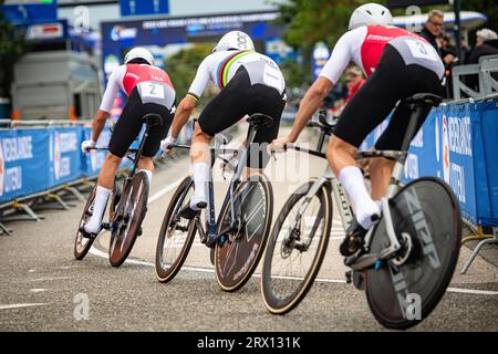 JACOBS Johan - BISSEGGER Stefan - CHRISTEN Fabio ( SUI ) – Suisse – Querformat - quer - horizontal - Paysage - Evénement/Veranstaltung : UEC Road Cycling European Championships 2023 - Catégorie/Kategorie : Cyclisme sur route – Championnats d'Europe – Elite hommes et femmes - lieu/Ort: Europe – pays-Bas - Drenthe - Emmen - discipline : Relais mixte ( MR ) - distance : 38, 4 km - Date/donnée : 21.09.2023 – jeudi – jour 2 - photographe : © Arne Mill - frontalvision.com Banque D'Images