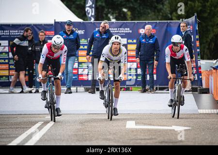 JACOBS Johan - BISSEGGER Stefan - CHRISTEN Fabio ( SUI ) – Suisse – Querformat - quer - horizontal - Paysage - Evénement/Veranstaltung : UEC Road Cycling European Championships 2023 - Catégorie/Kategorie : Cyclisme sur route – Championnats d'Europe – Elite hommes et femmes - lieu/Ort: Europe – pays-Bas - Drenthe - Emmen - discipline : Relais mixte ( MR ) - distance : 38, 4 km - Date/donnée : 21.09.2023 – jeudi – jour 2 - photographe : © Arne Mill - frontalvision.com Banque D'Images