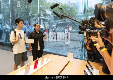 Tokyo, Japon. 22 septembre 2023. Les premiers acheteurs du nouvel Apple iPhone 15 posent avec leurs nouveaux téléphones mobiles devant les médias à l'intérieur de l'Apple Store d'Omotesando. Le début des ventes mondiales du nouvel iPhone 15 a commencé le 22 septembre 2023. À Tokyo, à l’Apple Store d’Omotesando, les médias ont été invités à prendre des photos du nouveau modèle d’iPhone et des premiers clients. (Photo Stanislav Kogiku/SOPA Images/Sipa USA) crédit : SIPA USA/Alamy Live News Banque D'Images