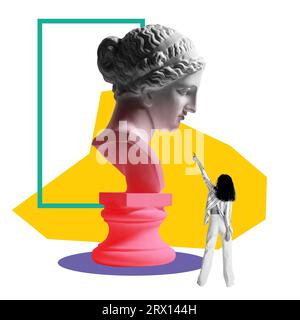 Jeune femme regardant des antiquités géantes statue buste sur fond blanc avec des éléments de conception abstraits. Collage d'art contemporain. Banque D'Images