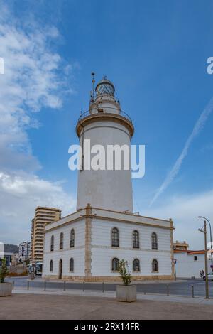 Vue panoramique incroyable du phare dans le port de Malaga dans les rayons du soleil. La Farola de Malaga, ciel bleu au-dessus, belles couleurs. Malaga Banque D'Images