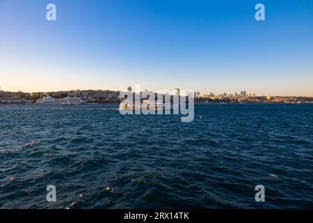 Istanbul vue au coucher du soleil avec un ferry. Paysage urbain d'Istanbul à partir d'un ferry. Banque D'Images