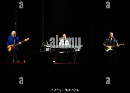 Naples, Salerne, Italie. 21 septembre 2023. Red Canzian, Roby Facchinetti et Dodi Battaglia jouent lors du concert Pooh ''Amici x Sempre Tour'' en direct à l'Arena Flegrea le 21 septembre 2023 à Naples, Italie (crédit image : © Francesco Luciano/ZUMA Press Wire) POUR USAGE ÉDITORIAL UNIQUEMENT! Non destiné à UN USAGE commercial ! Banque D'Images