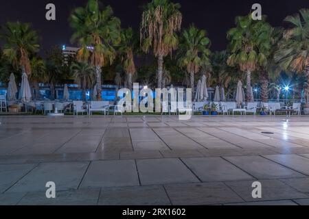 Promenade publique à Malaga, Parmeral de las Sorpresas à la fin de la nuit dans les couleurs des lumières nocturnes de la ville. Architecture urbaine moderne, Malaga. Banque D'Images