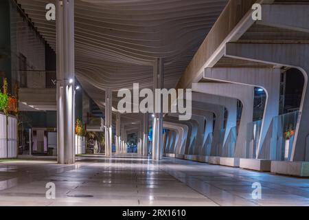 Promenade publique à Malaga, Parmeral de las Sorpresas à la fin de la nuit dans les couleurs des lumières nocturnes de la ville. Architecture urbaine moderne, Malaga. Banque D'Images