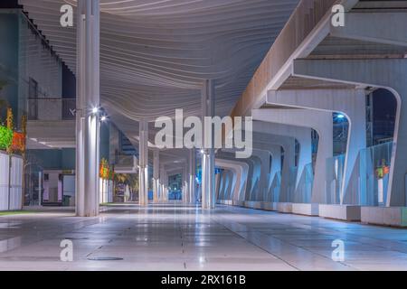 Promenade publique à Malaga, Parmeral de las Sorpresas à la fin de la nuit dans les couleurs des lumières nocturnes de la ville. Architecture urbaine moderne, Malaga. Banque D'Images