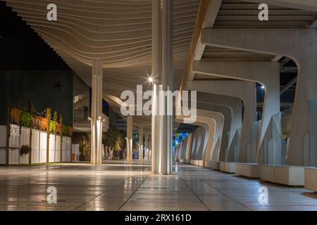 Promenade publique à Malaga, Parmeral de las Sorpresas à la fin de la nuit dans les couleurs des lumières nocturnes de la ville. Architecture urbaine moderne, Malaga. Banque D'Images