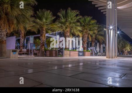 Promenade publique à Malaga, Parmeral de las Sorpresas à la fin de la nuit dans les couleurs des lumières nocturnes de la ville. Architecture urbaine moderne, Malaga. Banque D'Images