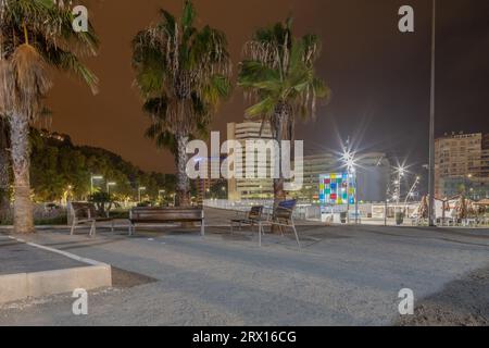 Promenade publique à Malaga, Parmeral de las Sorpresas à la fin de la nuit dans les couleurs des lumières nocturnes de la ville. Architecture urbaine moderne, Malaga. Banque D'Images