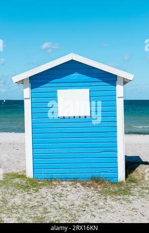 Vue frontale de l'arrière d'une cabane en bois blanc bleu sur la plage de Skanör med Falsterbo à la Öresund au soleil du matin, Skåne, Suède Banque D'Images