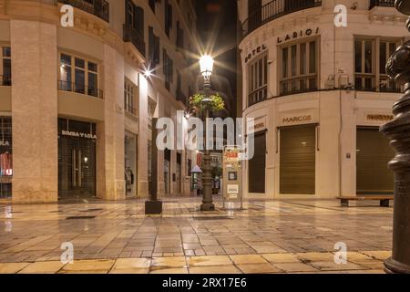 Incroyable photographie de nuit autour de la Plaza de la Constitucion et de la rue marques de Larios. Malaga vieux centre-ville rues vides la nuit. Malaga Banque D'Images