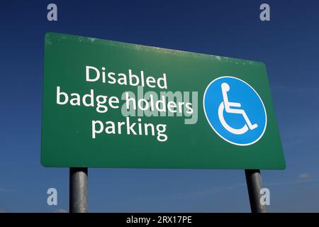 Green Disabled badge Holders parking Sign - Morrisons Supermarket, Greenall's Ave, Warrington, Cheshire, Angleterre, ROYAUME-UNI, WA4 6RN Banque D'Images