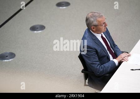 LA HAYE - Herman Rottier, ancien avocat principal du Tribunal central d'appel, lors des audiences publiques de la commission d'enquête parlementaire chargée d'enquêter sur la politique du gouvernement en matière de fraude. L'enquête a été ouverte à la suite du scandale des prestations pour enfants. ANP JEROEN JUMELET pays-bas Out - belgique Out Banque D'Images