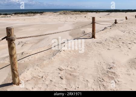 Sentier touristique à travers la dune de sable mouvante Lacka gora près du village de Leba dans le parc national Slovincien, Pologne Banque D'Images