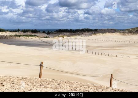 Sentier touristique à travers la dune de sable mouvante Lacka gora près du village de Leba dans le parc national Slovincien, Pologne Banque D'Images