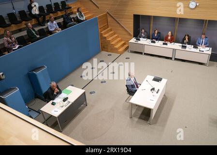 LA HAYE - Herman Rottier, ancien avocat principal du Tribunal central d'appel, lors des audiences publiques de la commission d'enquête parlementaire chargée d'enquêter sur la politique du gouvernement en matière de fraude. L'enquête a été ouverte à la suite du scandale des prestations pour enfants. ANP JEROEN JUMELET pays-bas Out - belgique Out Banque D'Images