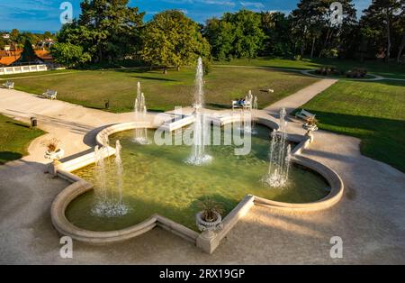 Vue aérienne par drone de la fontaine du palais Festetics, située dans le Keszthely, Zala, Hongrie. Banque D'Images