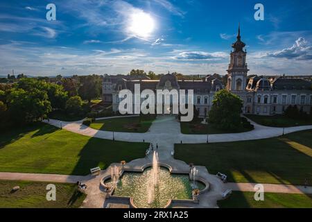 Vue aérienne drone du palais Festetics, palais baroque situé dans le Keszthely, Zala, Hongrie. Banque D'Images