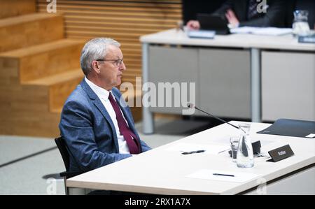 LA HAYE - Herman Rottier, ancien avocat principal du Tribunal central d'appel, lors des audiences publiques de la commission d'enquête parlementaire chargée d'enquêter sur la politique du gouvernement en matière de fraude. L'enquête a été ouverte à la suite du scandale des prestations pour enfants. ANP JEROEN JUMELET pays-bas Out - belgique Out Banque D'Images