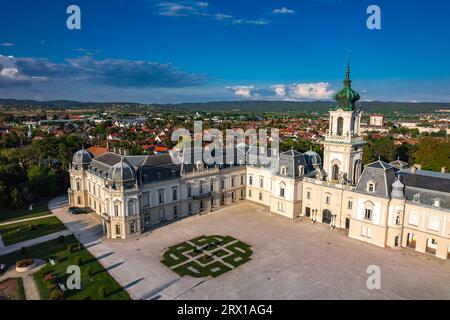 Vue aérienne drone du palais Festetics, palais baroque situé dans le Keszthely, Zala, Hongrie. Banque D'Images