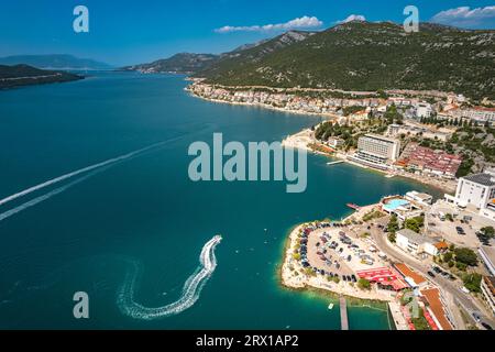 Vue panoramique aérienne de Neum, seule ville côtière de Bosnie-Herzégovine. Banque D'Images