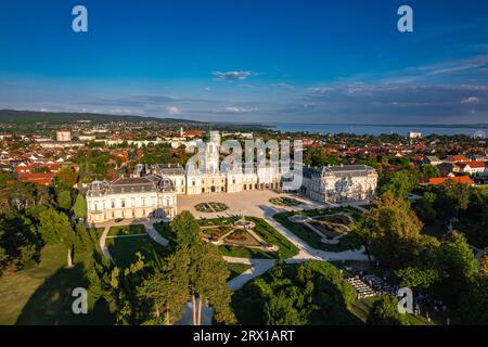 Vue aérienne drone du palais Festetics, palais baroque situé dans le Keszthely, Zala, Hongrie. Banque D'Images