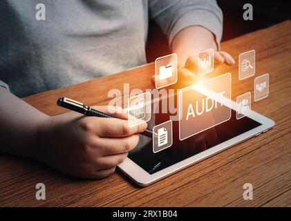 Femme utiliser un appareil numérique pour auditer en ligne. Concept d'audit, comptabilité et finance des affaires. Interface holographique. Banque D'Images