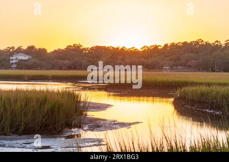 coucher de soleil sur le marais salé de pawleys island soun Banque D'Images