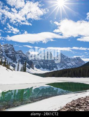 Réflexion du lac Moraine en hiver Banque D'Images